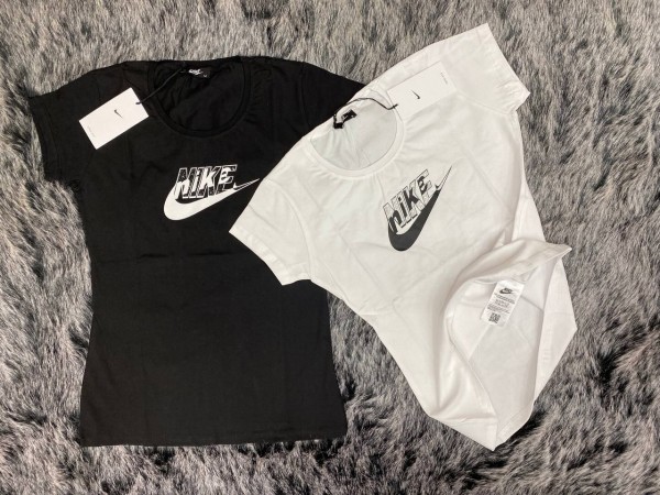 Женская Футболка Nike