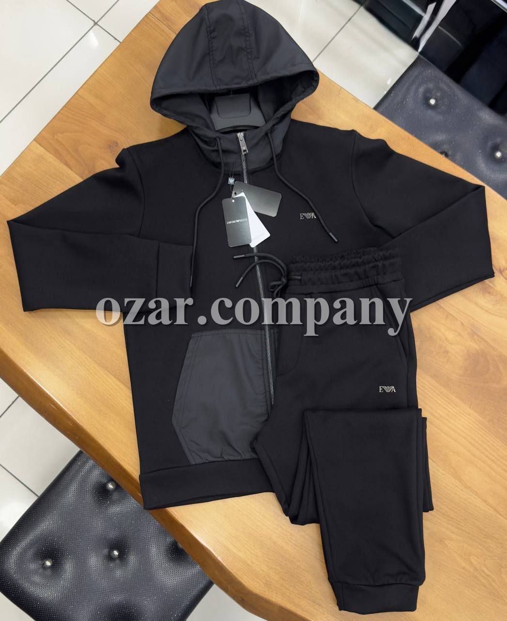 Мужской Спортивный Костюм Emporio Armani  Мужской Спортивный Костюм Emporio Armani