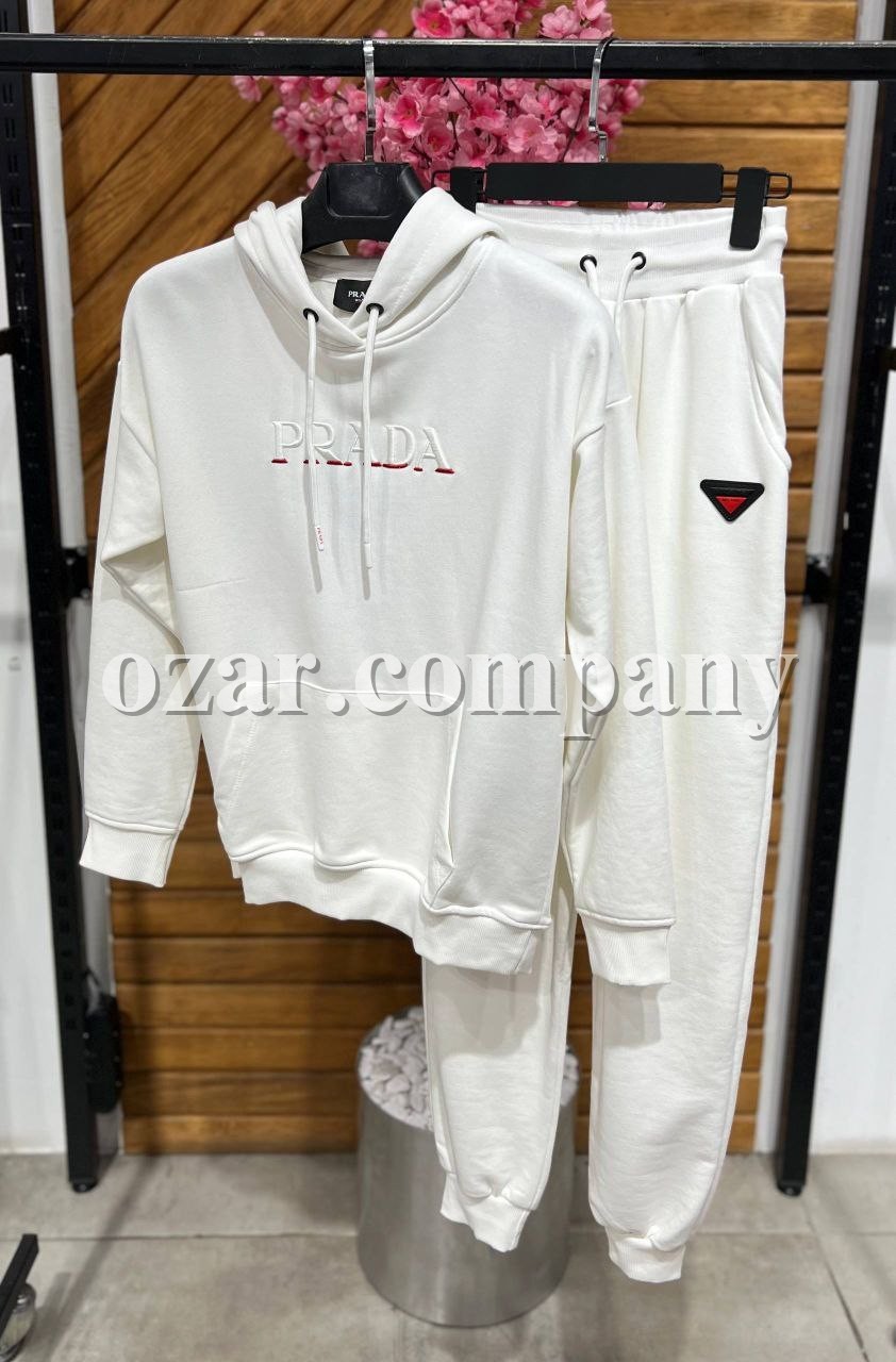 Женский Koстюм Prada