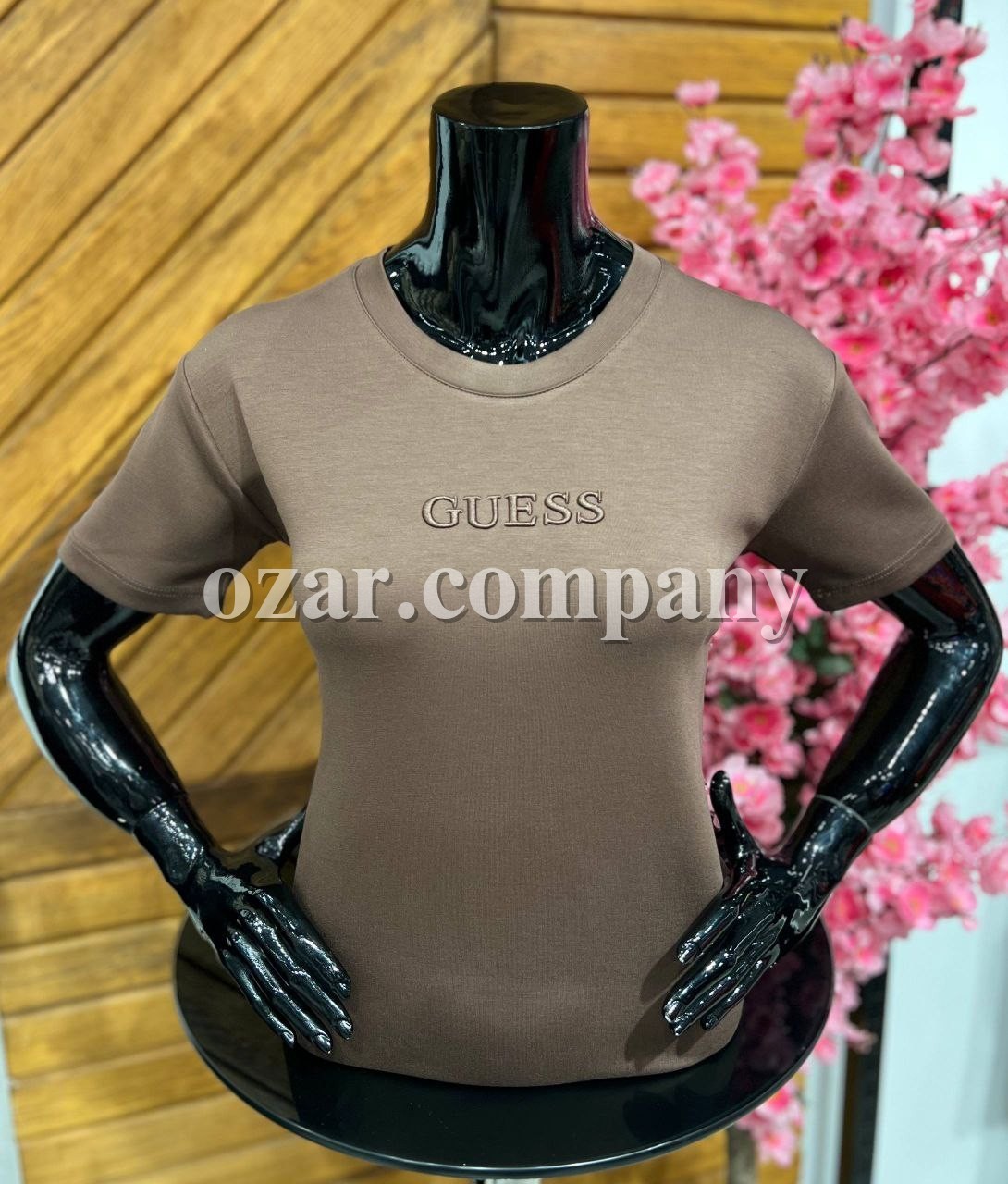 Женская Футболка Guess